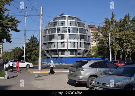 Bischkek, Kirgisistan - 21. September 2022: Straßenszene in der Hauptstadt Kirgisistans. Bischkek, ehemals Frunze, ist die Hauptstadt und die größte Stadt von Stockfoto