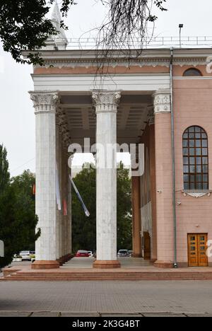 Bischkek, Kirgisistan - 11. September 2022: Das Opernhaus von Bischkek, im sowjet-sozialistischen Stil erbaut, wurde 1955 eröffnet Stockfoto