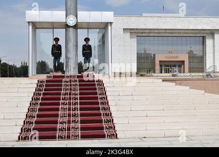 Bischkek, Kirgisistan - 11. September 2022: Wachen am offiziellen kirgisischen Fahnenmast und Nationalmuseum. Ala Too Platz im Stadtzentrum. Stockfoto