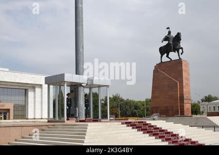 Bischkek, Kirgisistan - 11. September 2022: Wachen am offiziellen kirgisischen Fahnenmast, am Nationalmuseum und am Denkmal des Nationalhelden Manas Aykol Ma Stockfoto