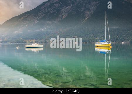 Segelboote in Achensee bei Innsbruck bei ruhiger Morgendämmerung, Tiroler alpen, Österreich Stockfoto