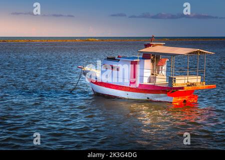 Porto Seguro Strand bei Sonnenuntergang mit Fischerboot-Trawler in BAHIA, Brasilien Stockfoto