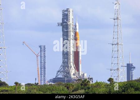 NASA-Artemis-Rakete (Space Launch System) auf dem Startfeld Stockfoto