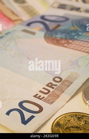 Nahaufnahme von 20-Euro-Banknoten und -Münzen. Stockfoto