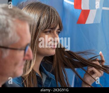 Marseille, Frankreich. 26. September 2022. Die Musikerin Clara Luciani hat während der Veranstaltung gesehen.die offizielle Eröffnung der Baustelle von 'La Maison des Femmes' fand in Anwesenheit der französischen Sängerin Clara Luciani, Patin des Establishments, statt. Der Ort, der 2023 eröffnet werden soll, richtet sich an gefährdete Frauen oder Opfer von Gewalt und umfasst alle notwendigen sozialen und medizinischen Leistungen. Kredit: SOPA Images Limited/Alamy Live Nachrichten Stockfoto