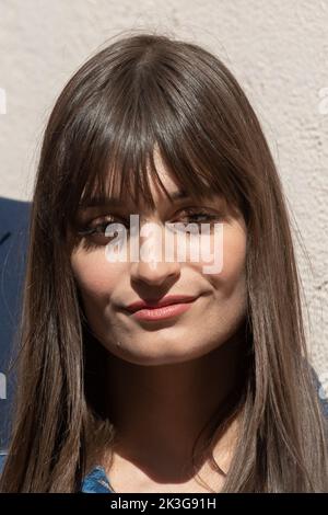 Marseille, Frankreich. 26. September 2022. Die Musikerin Clara Luciani hat während der Veranstaltung gesehen.die offizielle Eröffnung der Baustelle von 'La Maison des Femmes' fand in Anwesenheit der französischen Sängerin Clara Luciani, Patin des Establishments, statt. Der Ort, der 2023 eröffnet werden soll, richtet sich an gefährdete Frauen oder Opfer von Gewalt und umfasst alle notwendigen sozialen und medizinischen Leistungen. Kredit: SOPA Images Limited/Alamy Live Nachrichten Stockfoto