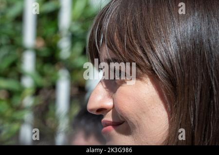 Marseille, Frankreich. 26. September 2022. Die Musikerin Clara Luciani hat während der Veranstaltung gesehen.die offizielle Eröffnung der Baustelle von 'La Maison des Femmes' fand in Anwesenheit der französischen Sängerin Clara Luciani, Patin des Establishments, statt. Der Ort, der 2023 eröffnet werden soll, richtet sich an gefährdete Frauen oder Opfer von Gewalt und umfasst alle notwendigen sozialen und medizinischen Leistungen. (Foto: Laurent Coust/SOPA Images/Sipa USA) Quelle: SIPA USA/Alamy Live News Stockfoto
