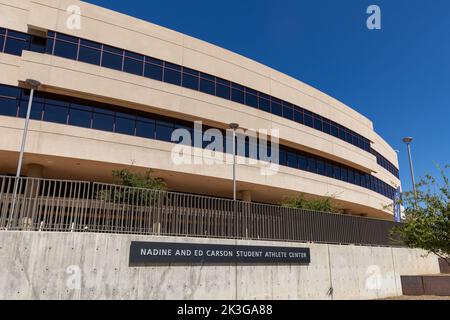 Tempe, AZ - September 2022: Nadine und Ed Carson Student Athlete Center auf dem Campus der Arizona State University. Stockfoto