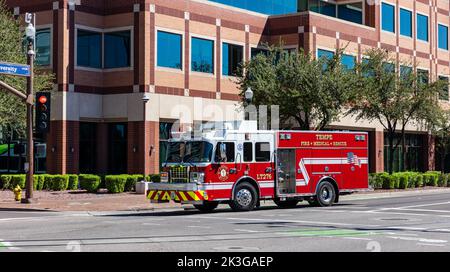 Tempe, AZ - September 2022: Das Einsatzfahrzeug der Feuerwehr von Tempe eilt zu einem Anruf. Stockfoto