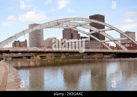 Frederick Douglass–Susan B. Anthony Memorial Bridge über den Genesee River und die moderne Skyline von Rochester im Hintergrund, Rochester, Upstate New Yor Stockfoto