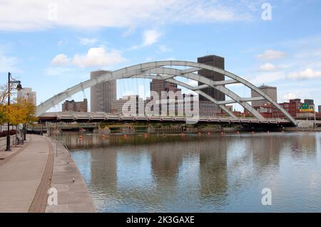 Frederick Douglass–Susan B. Anthony Memorial Bridge über den Genesee River und die moderne Skyline von Rochester im Hintergrund, Rochester, Upstate New Yor Stockfoto
