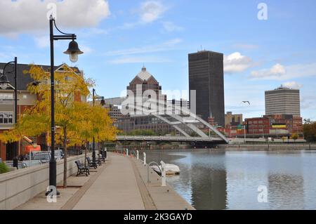 Frederick Douglass–Susan B. Anthony Memorial Bridge über den Genesee River und die moderne Skyline von Rochester im Hintergrund, Rochester, Upstate New Yor Stockfoto
