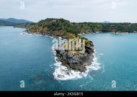 Luftbild phuket Küste Welle krachend auf Felsen am Laem promthep Kap schönes Meer in Phuket Thailand.Phuket Aussichtspunkt ist berühmt Touristendestinat Stockfoto