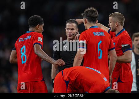 London, Großbritannien. 26. September 2022. Die Spieler Englands kommunizieren mit dem Schiedsrichter (2. L) während der Liga Ein Spiel der Gruppe 3 gegen Deutschland bei der UEFA Nations League 2022 in London, Großbritannien, am 26. September 2022. Quelle: Str/Xinhua/Alamy Live News Stockfoto