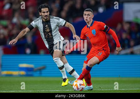 London, Großbritannien. 26. September 2022. Phil Foden (R) aus England tritt während der League A Group 3 gegen Deutschland bei der UEFA Nations League 2022 in London, Großbritannien, am 26. September 2022 an. Quelle: Str/Xinhua/Alamy Live News Stockfoto