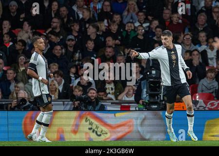 London, Großbritannien. 26. September 2022. Kai Havertz (R) feiert sein Tor während des League A Group 3-Spiels gegen England bei der UEFA Nations League 2022 in London, Großbritannien, am 26. September 2022. Quelle: Str/Xinhua/Alamy Live News Stockfoto