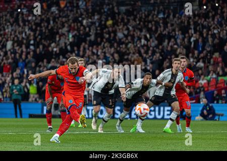 London, Großbritannien. 26. September 2022. Harry Kane (vorne) aus England erzielt eine Strafe während des Ligaabschieds Ein Spiel der Gruppe 3 gegen Deutschland bei der UEFA Nations League 2022 in London, Großbritannien, 26. September 2022. Quelle: Str/Xinhua/Alamy Live News Stockfoto