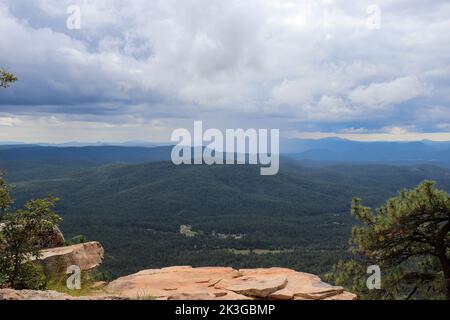 Blick auf die Berge von der Straße in der Nähe des Woods Canyon Lake in Arizona. Stockfoto