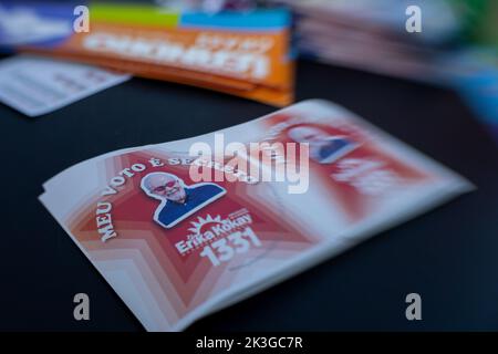 Brasilia, Brasilien. 26. September 2022. Flugblätter werben für Lula da Silva als nächsten Präsidenten an einem Stand der Arbeiterpartei (PT) auf der Straße. Im südamerikanischen Land werden am 2. Oktober Präsidentschaftswahlen stattfinden. Quelle: Myke Sena/dpa/Alamy Live News Stockfoto