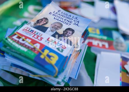 Brasilia, Brasilien. 26. September 2022. In Flugblättern wird Lula da Silva als nächster Präsident in Brasilien an einem Stand der Arbeiterpartei (PT) auf der Straße angekündigt. Im südamerikanischen Land werden am 2. Oktober Präsidentschaftswahlen stattfinden. Quelle: Myke Sena/dpa/Alamy Live News Stockfoto