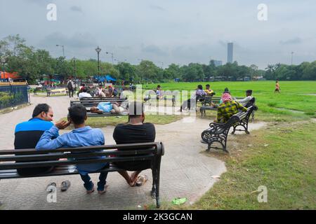 Kolkata, Westbengalen, Indien - 10.. September 2019 : Bürger von Kolkata ruhen sich aus und genießen ihre Zeit auf der Promenade, in der Nähe von Kolkata maidan. Stockfoto