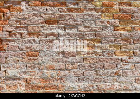 Alte Backsteinmauer mit rotem Backstein Hintergrund, Betonriss, Vintage Wand Hintergrund Stockfoto
