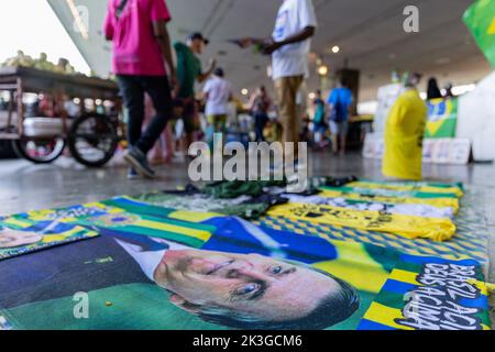 Brasilia, Brasilien. 26. September 2022. Straßenhändler bieten T-Shirts, Handtücher und Poster mit dem Bild des aktuellen Präsidenten Bolsonaro an. Die Präsidentschaftswahlen werden am 2. Oktober im südamerikanischen Land stattfinden. Quelle: Myke Sena/dpa/Alamy Live News Stockfoto