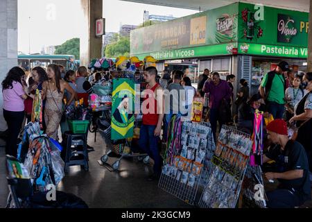 Brasilia, Brasilien. 26. September 2022. Straßenhändler bieten T-Shirts, Handtücher und Poster mit dem Bild des aktuellen Präsidenten Bolsonaro an. Die Präsidentschaftswahlen werden am 2. Oktober im südamerikanischen Land stattfinden. Quelle: Myke Sena/dpa/Alamy Live News Stockfoto