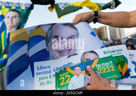 Brasilia, Brasilien. 26. September 2022. Anhänger des derzeitigen Präsidenten Bolsonaro verbreiten Propaganda auf den Straßen. Die Präsidentschaftswahlen werden am 2. Oktober im südamerikanischen Land stattfinden. Quelle: Myke Sena/dpa/Alamy Live News Stockfoto