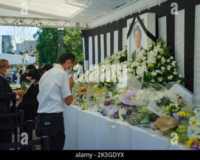 Tokio, Japan. 26. September 2022. Am 27. September 2022, vor seinem Staatsbegräbnis später am Tag, hinterlassen Menschen Blumen und zollen dem ehemaligen japanischen Premierminister Shinzo Abe vor dem Nippon Budokan in Tokio ihren Respekt. Tausende von japanischen und ausländischen Würdenträgern haben sich am 27. September in Tokio versammelt, um Abe zu ehren, bei einer seltenen staatlichen Beerdigung, die Kontroversen und Proteste ausgelöst hat. (Bild: © POOL via ZUMA Press Wire) Stockfoto