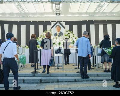 Tokio, Japan. 26. September 2022. Am 27. September 2022, vor seinem Staatsbegräbnis später am Tag, hinterlassen Menschen Blumen und zollen dem ehemaligen japanischen Premierminister Shinzo Abe vor dem Nippon Budokan in Tokio ihren Respekt. Tausende von japanischen und ausländischen Würdenträgern haben sich am 27. September in Tokio versammelt, um Abe zu ehren, bei einer seltenen staatlichen Beerdigung, die Kontroversen und Proteste ausgelöst hat. (Bild: © POOL via ZUMA Press Wire) Stockfoto