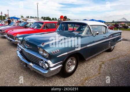 Ein klassisches blaues 1958 Chevrolet Impala Coupé auf der Worldwide Auctioneers 2022 Auburn Auction in Auburn, Indiana, USA. Stockfoto