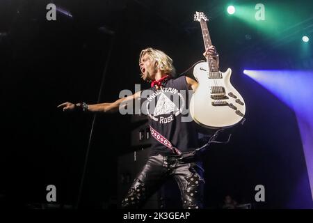 Mailand, Italien. 26. September 2022. Ben Wells von der amerikanischen Rockband Black Stone Cherry tritt während des Konzerts in Alcatraz auf. Die Band besteht aus Chris Robertson (Lead Vocals, Lead Guitar), Ben Wells (Rhythmusgitarre, Backing Vocals), Steve Jewell (Bass, Backing Vocals) und John Fred Young (Drums, Backing Vocals). Black Stone Cherry hat sieben Studioalben sowie zwei EPS veröffentlicht und siebzehn Singles in den US-Mainstream-Rock-Tracks-Charts eingezeichnet. Kredit: SOPA Images Limited/Alamy Live Nachrichten Stockfoto