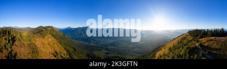 Panoramablick auf die kanadische Berglandschaft. Sonniger Sommeruntergang. Stockfoto