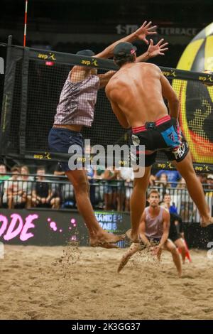 AVP-Meisterschaften übernahmen Downtown Phoenix im Footprint Center, als sowohl Männer als auch Frauen auf dem Sand kämpften. Der Tag sah das Team von Lot Stockfoto