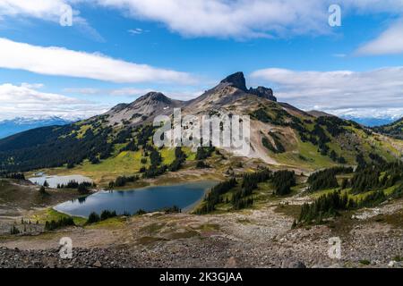 Panoramablick auf Black Tusk vom Panorama Ridge mit Blick auf den Black Tusk Lake und den Mimulus Lake. Stockfoto