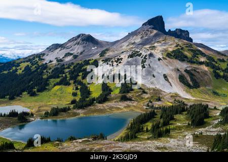 Panoramablick auf Black Tusk vom Panorama Ridge mit Blick auf den Black Tusk Lake und den Mimulus Lake. Stockfoto