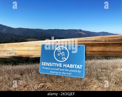 Schild „Sensitive Habitat“ im Freien auf einem Holzzaun angebracht. Stockfoto