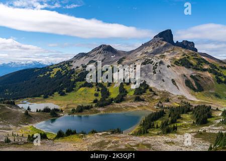 Panoramablick auf Black Tusk vom Panorama Ridge mit Blick auf den Black Tusk Lake und den Mimulus Lake. Stockfoto