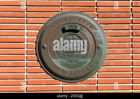 After Hour Depository Box, ein an der Wand eines Gebäudes der Bank of America angeschlossener Tresor. - San Jose, Kalifornien, USA - 2022 Stockfoto