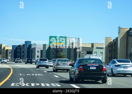 Leichter Fahrzeugverkehr auf dem Highway 680 in Richtung Süden am Mission Boulevard. Express Lane. Neue, moderne, mittelhohes Mehrfamilienhaus am Ro Stockfoto