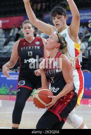 Sydney, Australien, 27. September 2022, die belgische Julie Allemand und die chinesische Yueru Li kämpfen während eines Basketballspiels zwischen der belgischen Nationalmannschaft Belgian Cats und China am Dienstag, den 27. September 2022 in Sydney, Australien, um den Ball bei der FIBA Women's Basketball World Cup mit 5/5 Spielern in der Gruppe A. Die Ausgabe 19. der FIBA Women's Basketball World Cup 2022 findet vom 22. September bis 01. Oktober in Sydney, Australien, statt. BELGA FOTO VIRGINIE LEFOUR Stockfoto