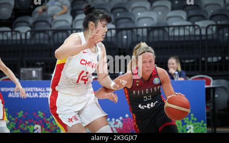 Sydney, Australien, 27. September 2022, die belgische Julie Allemand und die chinesische Yueru Li kämpfen während eines Basketballspiels zwischen der belgischen Nationalmannschaft Belgian Cats und China am Dienstag, den 27. September 2022 in Sydney, Australien, um den Ball bei der FIBA Women's Basketball World Cup mit 5/5 Spielern in der Gruppe A. Die Ausgabe 19. der FIBA Women's Basketball World Cup 2022 findet vom 22. September bis 01. Oktober in Sydney, Australien, statt. BELGA FOTO VIRGINIE LEFOUR Stockfoto