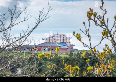 Tempelgebäude in Leidongping, Berg Emei, Provinz Sichuan, China Stockfoto