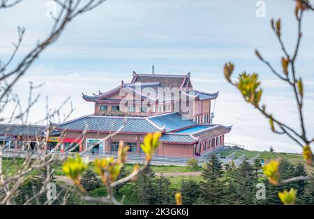 Tempelgebäude in Leidongping, Berg Emei, Provinz Sichuan, China Stockfoto