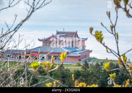 Tempelgebäude in Leidongping, Berg Emei, Provinz Sichuan, China Stockfoto