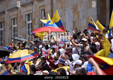 Bogota, Kolumbien, 26. September 2022. Demonstranten schwenken kolumbianische Flaggen während des ersten regierungsfeindlichen Protestes gegen den linken Präsidenten Gustavo Petro und seine Initiative zur Steuerreform in Bogota, Kolumbien, 26. September 2022. Foto: Cristian Bayona/Long Visual Press Stockfoto