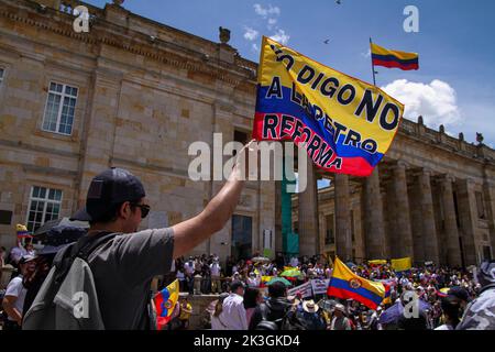 Bogota, Kolumbien, 26. September 2022. Während des ersten regierungsfeindlichen Protestes gegen den linken Präsidenten Gustavo Petro und seine Initiative zur Steuerreform am 26. September 2022 in Bogota, Kolumbien, winkt ein Demonstrator eine kolumbianische Flagge mit der Aufschrift „Ich sage Nein zu Petro's Steuerreform“. Foto: Chepa Beltran/Long Visual Press Stockfoto