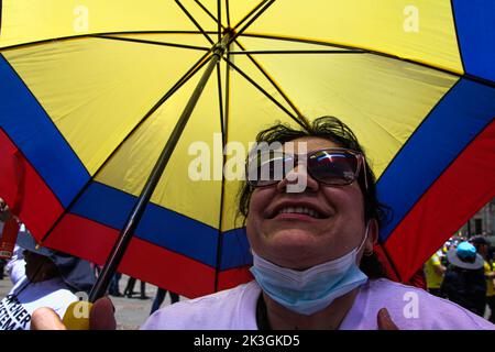 Bogota, Kolumbien, 26. September 2022. Ein Demonstranten nimmt am 26. September 2022 in Bogota, Kolumbien, an dem ersten regierungsfeindlichen Protest gegen den linken Präsidenten Gustavo Petro und seine Initiative zur Steuerreform Teil. Foto: Chepa Beltran/Long Visual Press Stockfoto