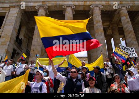 Bogota, Kolumbien, 26. September 2022. Demonstranten schwenken kolumbianische Flaggen während des ersten regierungsfeindlichen Protestes gegen den linken Präsidenten Gustavo Petro und seine Initiative zur Steuerreform in Bogota, Kolumbien, 26. September 2022. Foto: Chepa Beltran/Long Visual Press Stockfoto